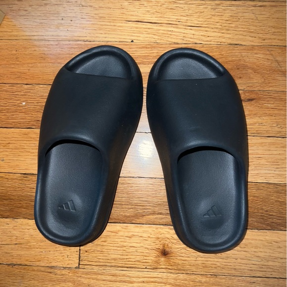 Yeezy Other - YEEZY SLIDES SIZE 4